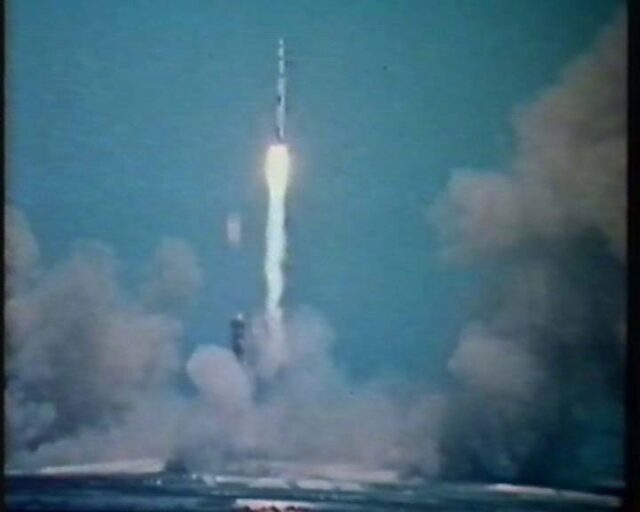 Start einer Apollo Rakete auf Cape Canaveral (Astronautica, Werbung für Cosmorama am Comptoir Suisse)