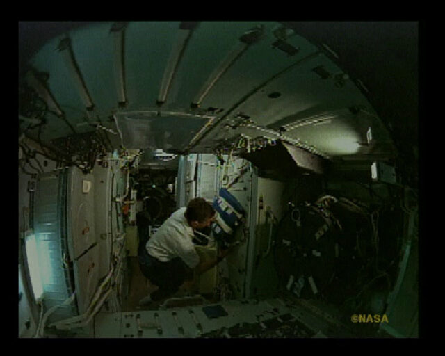 Erdumkreisung in der russischen Raumstation MIR der Roskosmos (Intérieur MIR) für Cosmorama