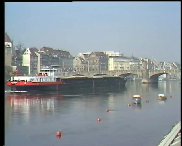 Vorbeifahrt der MS Gottardo und Traversierung der Fähre auf dem Rhein zwischen der Wettsteinbrücke und Mittlerer Brücke in Basel