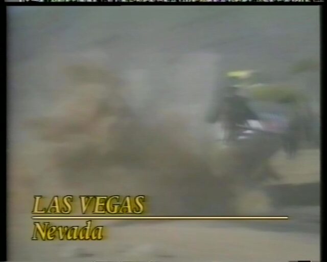 Ausschnitt einer Rally in Las Vegas. Die Rennwagen fahren über unebenes Glände und überschlagen sich
