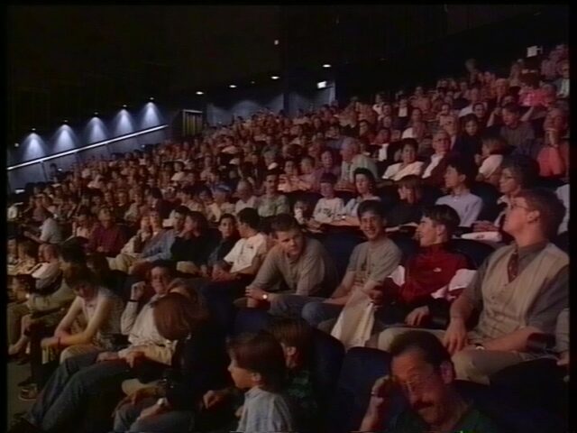 Wartende Zuschauer im IMAX-Filmtheater, Verkehrshaus
