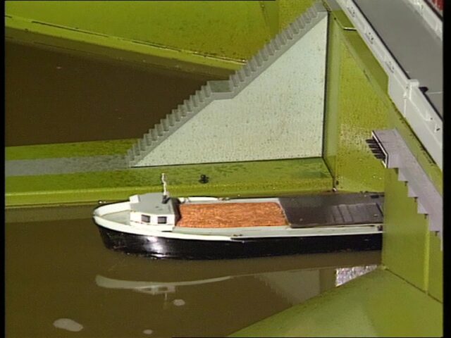 Schleusung eines Schiffs im Rheinschifffahrt-Schleusen-Modell Birsfelden, im Verkehrshaus