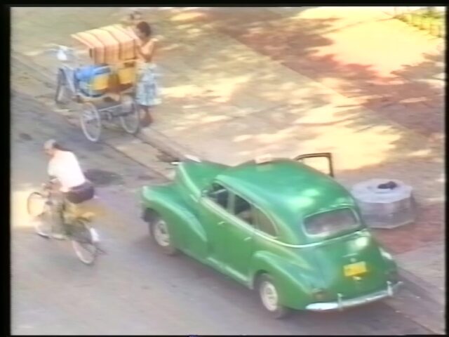 Parkiertes Auto am Strassenrand in Kuba