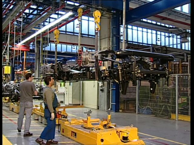 Lastwagen-Produktion in einem Werk der MAN Nutzfahrzeuge AG