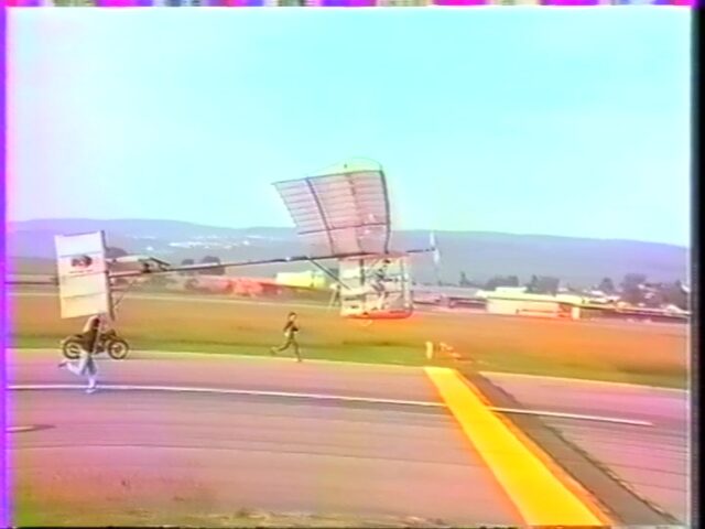 Erstflug des Muskelkraft-Flugzeugs Horlacher Pelargos (Storch) III auf dem Flugplatz Birrfeld