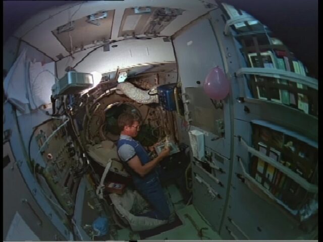 IMAX-Filmmaterial aus der Raumstation MIR, anlässlich der Mission STS-179, vom Shuttle-Mir-Programm der NASA und Roskosmos