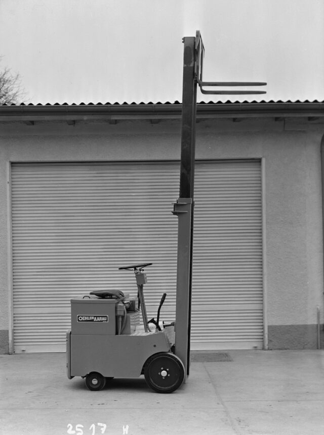 Elektrischer Hochgabelstapler, Typ HOSt 549, von Oehler, für Papierfabrik Biberist