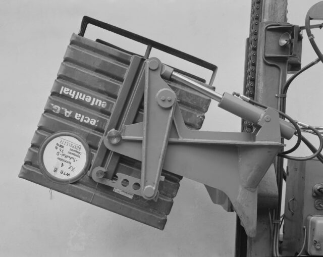 Elektrischer Gabelstapler mit Kippbehälter-Anbau, hergestellt von Oehler für Injecta in Teufenthal