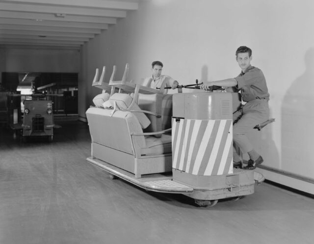 Elektro-Standwagen St. 1057-1, hergestellt von Oehler für Möbel-Pfister AG Suhr