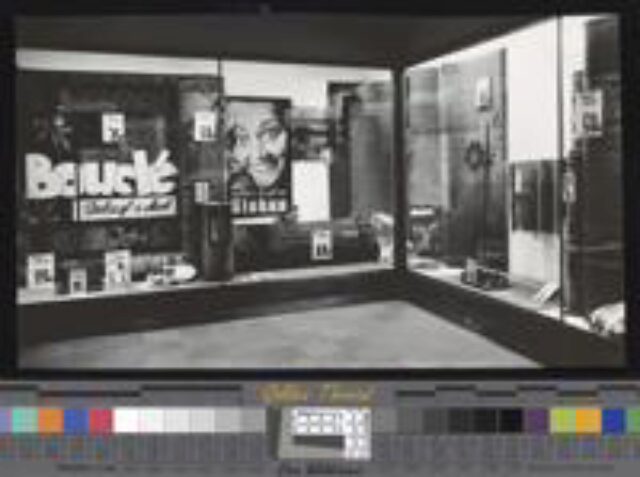 [Schaufenster-Dekoration zur Gross-Aktion "Wer rechnet --"]